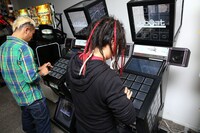 「jubeat saucer fulfill」をプレイするHAYATO、HIRO（左から）。