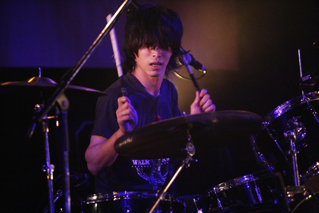酒井俊介（Dr / コンテンポラリーな生活）（撮影：埼玉泰史）