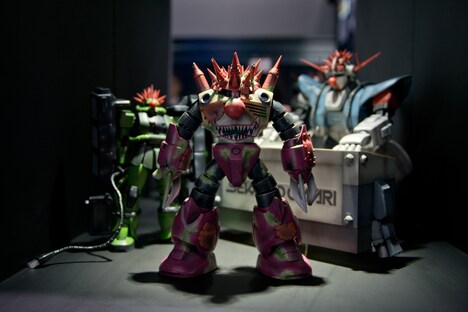 DJ LOVE（SEKAI NO OWARI）のガンプラ作品。