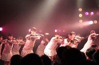 アイドルカレッジによるライブの様子。