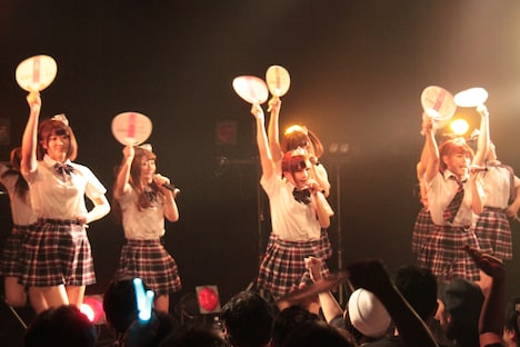 放課後プリンセスによるライブの様子。