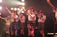 放課後プリンセスによるライブの様子。