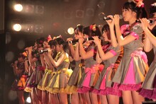 アイドルカレッジによるライブの様子。