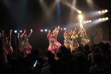 アイドルカレッジによるライブの様子。
