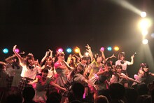 アイドルカレッジと放課後プリンセスによるライブの様子。