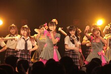 アイドルカレッジと放課後プリンセスによるライブの様子。