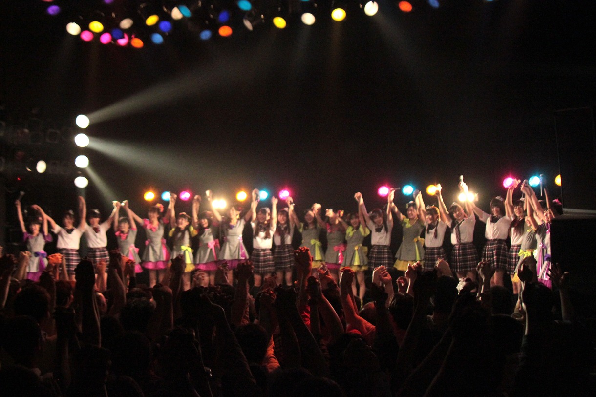 アイドルカレッジと放課後プリンセスによるライブの様子。