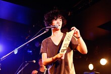 「Kidori Kidoriのタデ食う虫もウキウキツアー」ファイナル公演で「1989」の告知をするマッシュ（Vo, G）。