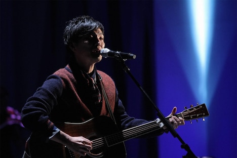 「五線譜を飛行機にして」を歌う森山直太朗。(c)フジテレビ