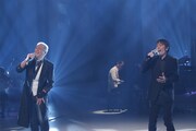 「いかないで」を歌う玉置浩二と徳永英明。(c)フジテレビ