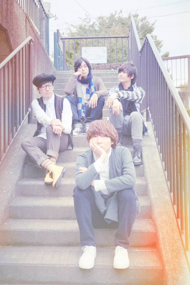 indigo la End。一番奥がオオタユウスケ（Dr）。