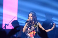 ライブコーナーでの倉木麻衣。(c)日本テレビ