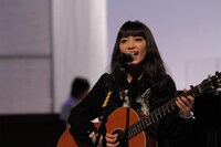 「希望の環（WA）」を歌うmiwa。(c)フジテレビ