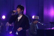 「パラボラヴァ」を披露するスキマスイッチ。(c)フジテレビ