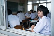 映画「死んだ目をした少年」のワンシーン。