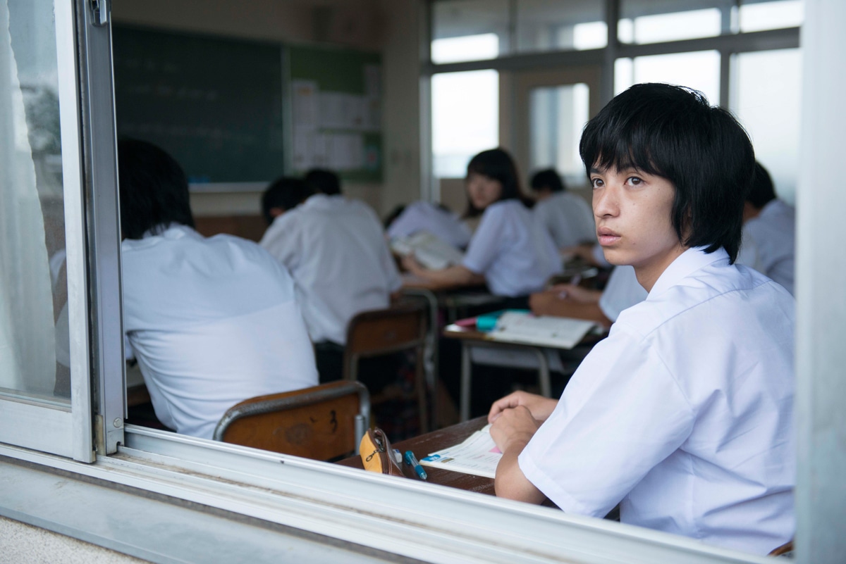 映画「死んだ目をした少年」のワンシーン。