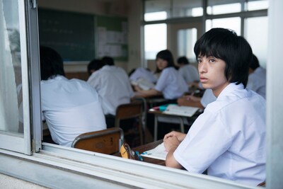 映画「死んだ目をした少年」のワンシーン。