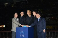 点灯ボタンに手を添える青木英二目黒区長、山下健二郎（三代目 J Soul Brothers）、橘ケンチ（EXILE）、白濱亜嵐（EXILE / GENERATIONS from EXILE TRIBE）、日清フーズ・岩橋恭彦取締役。