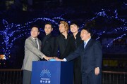 イルミネーションを点灯させた青木英二目黒区長、山下健二郎（三代目 J Soul Brothers）、橘ケンチ（EXILE）、白濱亜嵐（EXILE / GENERATIONS from EXILE TRIBE）、日清フーズ・岩橋恭彦取締役。