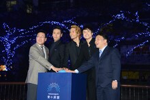 イルミネーションを点灯させた青木英二目黒区長、山下健二郎（三代目 J Soul Brothers）、橘ケンチ（EXILE）、白濱亜嵐（EXILE / GENERATIONS from EXILE TRIBE）、日清フーズ・岩橋恭彦取締役。