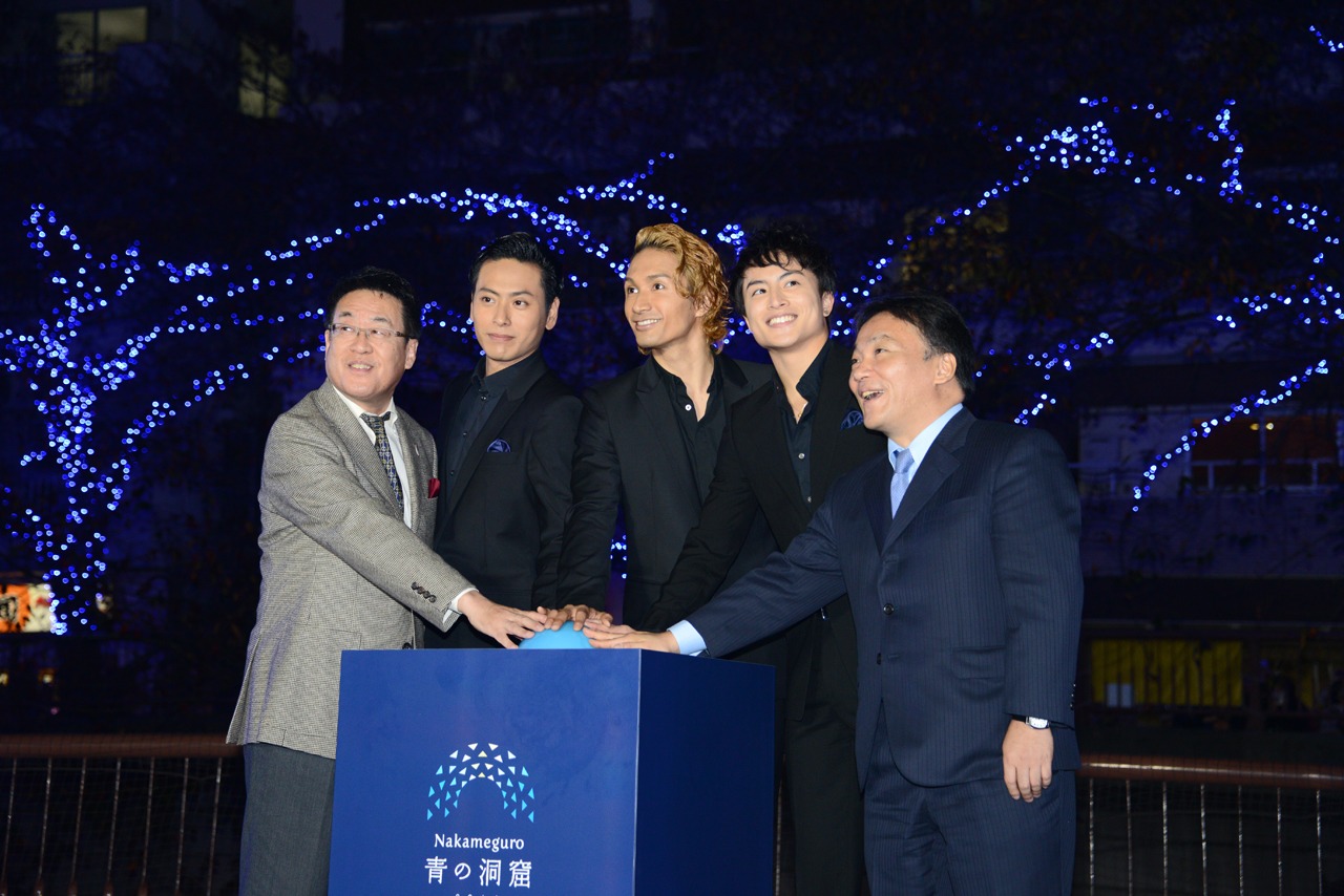 イルミネーションを点灯させた青木英二目黒区長、山下健二郎（三代目 J Soul Brothers）、橘ケンチ（EXILE）、白濱亜嵐（EXILE / GENERATIONS from EXILE TRIBE）、日清フーズ・岩橋恭彦取締役。