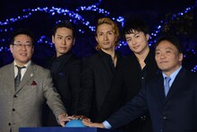 左から青木英二目黒区長、山下健二郎（三代目 J Soul Brothers）、橘ケンチ（EXILE）、白濱亜嵐（EXILE / GENERATIONS from EXILE TRIBE）、日清フーズ・岩橋恭彦取締役。