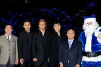 左から青木英二目黒区長、山下健二郎（三代目 J Soul Brothers）、橘ケンチ（EXILE）、白濱亜嵐（EXILE / GENERATIONS from EXILE TRIBE）、日清フーズ・岩橋恭彦取締役、青いサンタクロース。