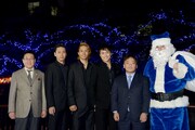 左から青木英二目黒区長、山下健二郎（三代目 J Soul Brothers）、橘ケンチ（EXILE）、白濱亜嵐（EXILE / GENERATIONS from EXILE TRIBE）、日清フーズ・岩橋恭彦取締役、青いサンタクロース。