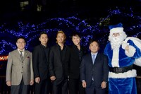 左から青木英二目黒区長、山下健二郎（三代目 J Soul Brothers）、橘ケンチ（EXILE）、白濱亜嵐（EXILE / GENERATIONS from EXILE TRIBE）、日清フーズ・岩橋恭彦取締役、青いサンタクロース。