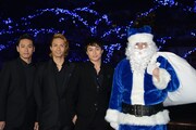 左から山下健二郎（三代目 J Soul Brothers）、橘ケンチ（EXILE）、白濱亜嵐（EXILE / GENERATIONS from EXILE TRIBE）、青いサンタクロース。