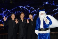 左から山下健二郎（三代目 J Soul Brothers）、橘ケンチ（EXILE）、白濱亜嵐（EXILE / GENERATIONS from EXILE TRIBE）、青いサンタクロース。