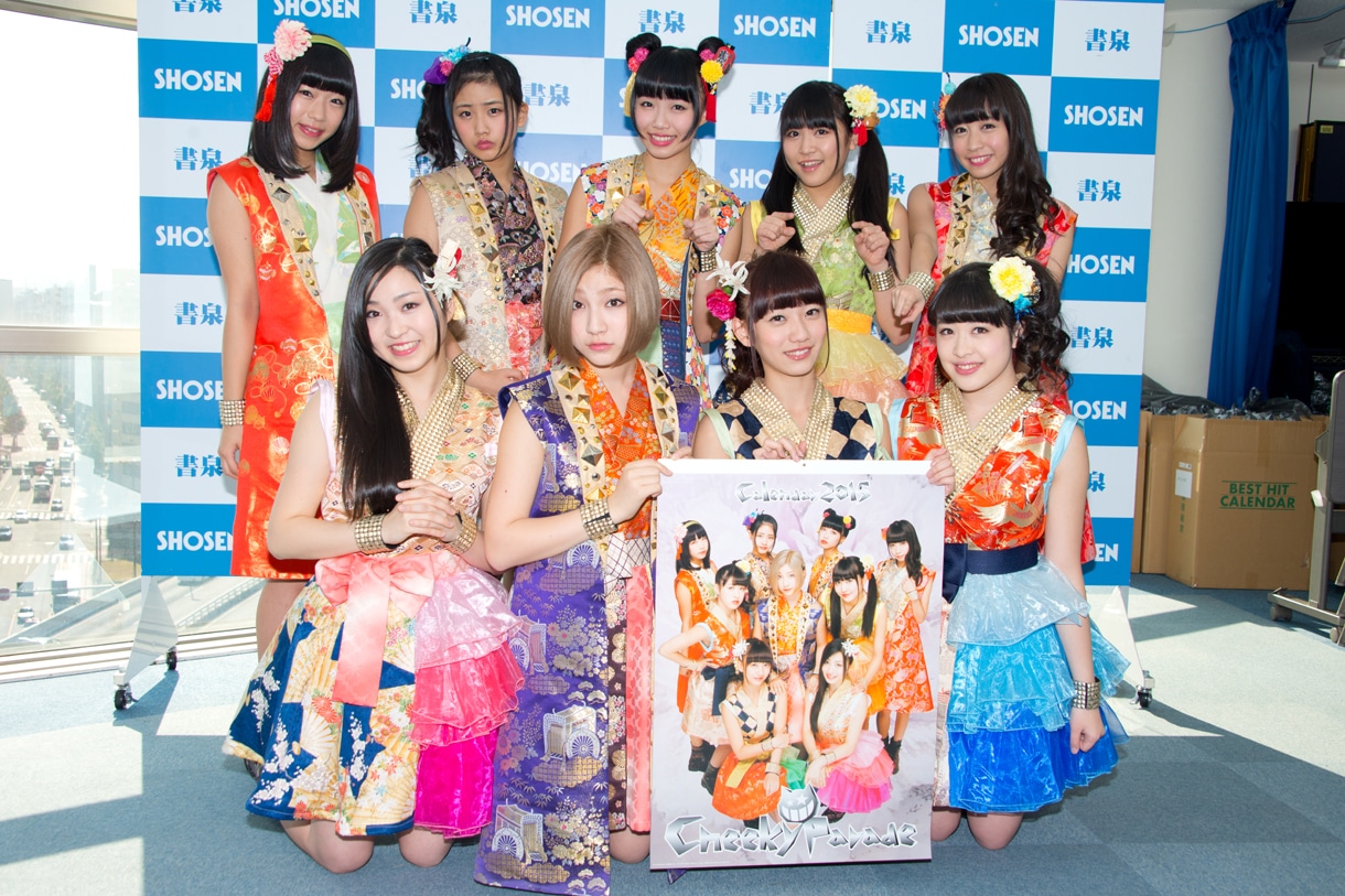 2015年度カレンダーを手に記念撮影するCheeky Parade。