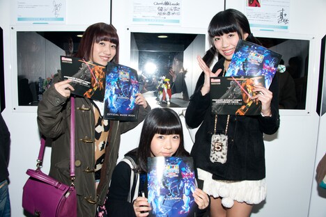 「ガンプラEXPOワールドツアージャパン2014」で自身の作品を前に記念撮影する関根優那、島崎莉乃、溝呂木世蘭。