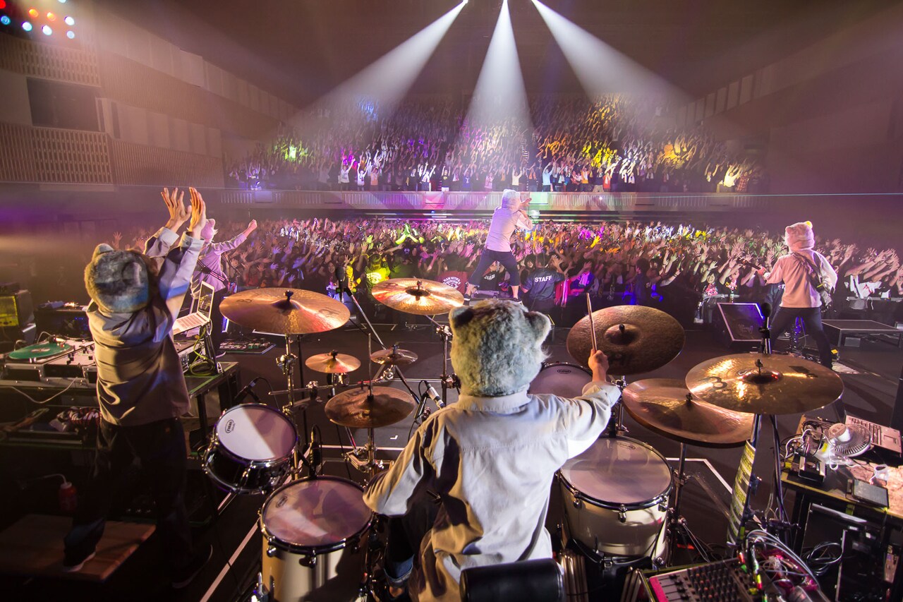 MAN WITH A MISSION「PLAY WHAT U WANT TOUR 2014」愛媛・松山市総合コミュニティセンター公演公演の様子。