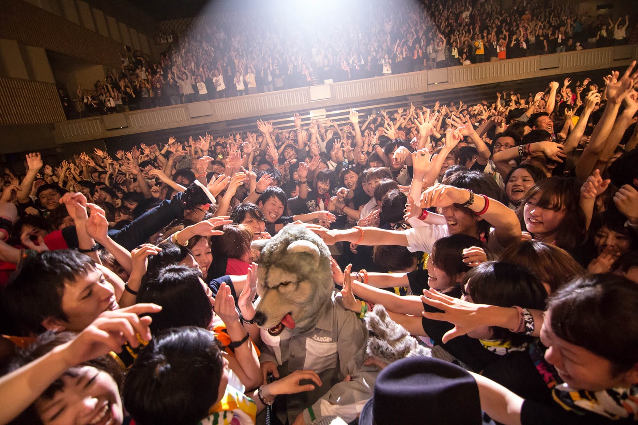 MAN WITH A MISSION「PLAY WHAT U WANT TOUR 2014」愛媛・松山市総合コミュニティセンター公演公演の様子。