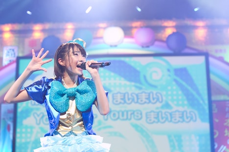 ソロ曲「まいっちんぐ☆まいまいマジック」を歌う春名真依。