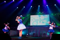 ソロ曲「まいっちんぐ☆まいまいマジック」を歌う春名真依。