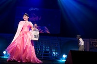 「道子とクラリス」を歌う彩木咲良（左）と根岸可蓮（右）。