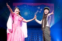 「道子とクラリス」を歌う彩木咲良（左）と根岸可蓮（右）。