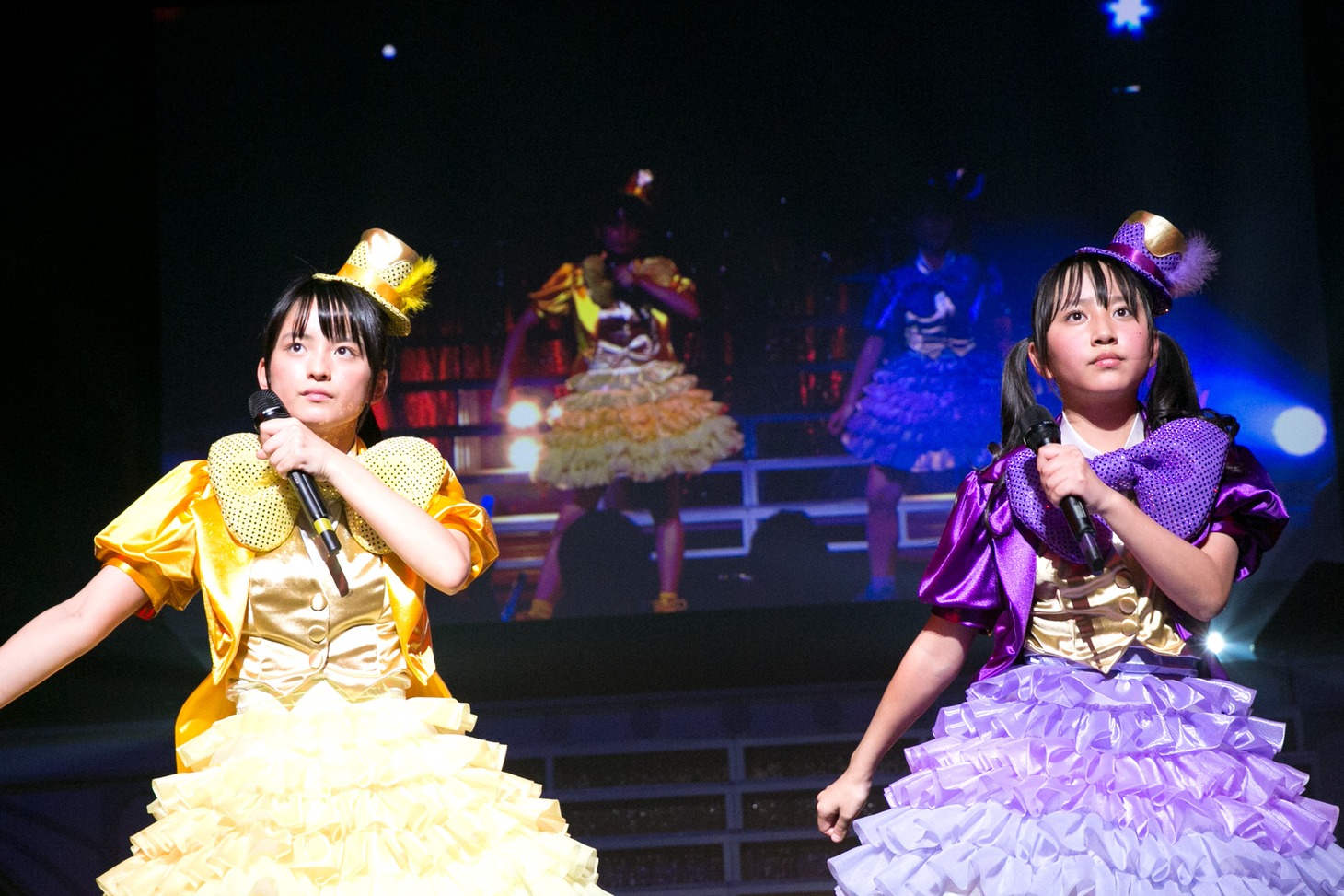 「15のメランコリー」を歌う清井咲希（左）と堀くるみ（右）。