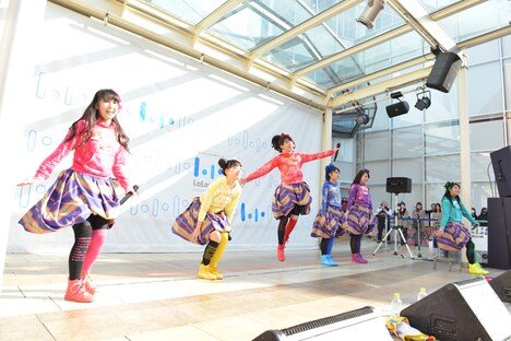 チームしゃちほこ「『シャンプーハット』リリース記念フリーなライブ」ららぽーと柏の葉公演の様子。