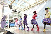 チームしゃちほこ「『シャンプーハット』リリース記念フリーなライブ」ららぽーと柏の葉公演の様子。
