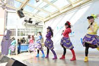 チームしゃちほこ「『シャンプーハット』リリース記念フリーなライブ」ららぽーと柏の葉公演の様子。