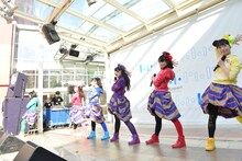 チームしゃちほこ「『シャンプーハット』リリース記念フリーなライブ」ららぽーと柏の葉公演の様子。