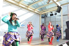 チームしゃちほこ「『シャンプーハット』リリース記念フリーなライブ」ららぽーと柏の葉公演の様子。