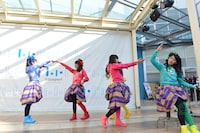 チームしゃちほこ「『シャンプーハット』リリース記念フリーなライブ」ららぽーと柏の葉公演の様子。