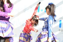 秋本帆華の頭を押さえる咲良菜緒。