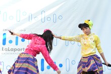 安藤ゆずの頭を押さえる伊藤千由李。