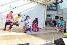 チームしゃちほこ「『シャンプーハット』リリース記念フリーなライブ」ららぽーと柏の葉公演の様子。