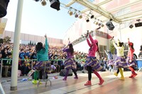 チームしゃちほこ「『シャンプーハット』リリース記念フリーなライブ」ららぽーと柏の葉公演の様子。